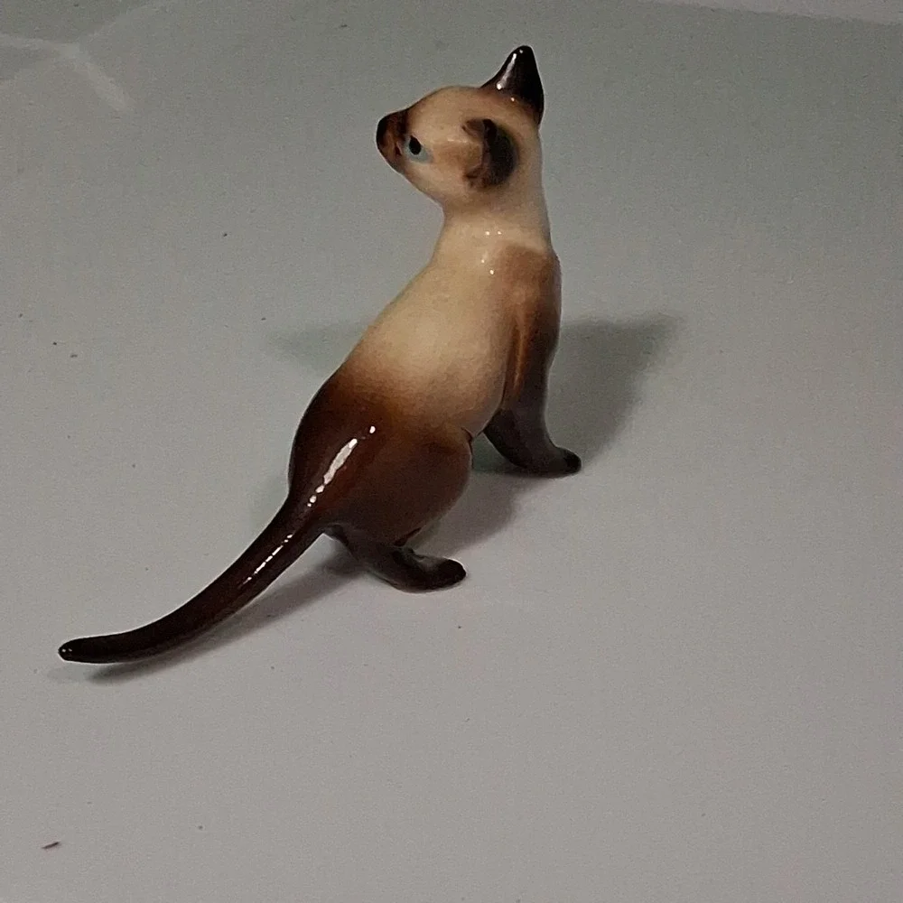 HAGEN RENAKER-Siamese Cat Standing With Tail Out Ceramic Mini Figurine.